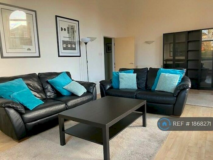 2 Bedroom Flat To Rent In Pavillions Way, Macclesfield, SK10