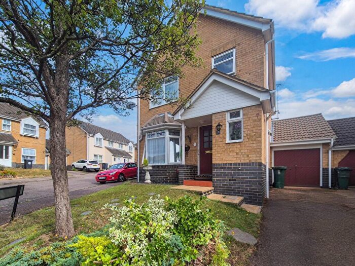 3 Bedroom Detached House For Sale In Pomeroy Grove, Luton, Bedfordshire, LU2