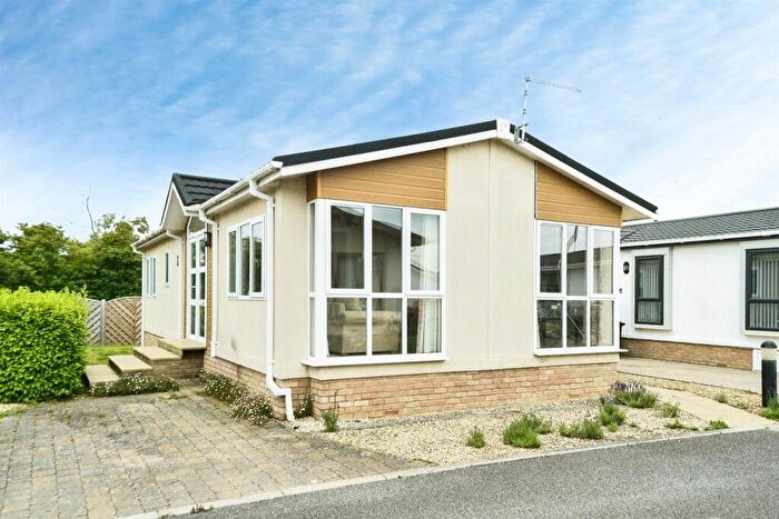 2 Bedroom Park Home For Sale In Lechlade Court, Faringdon Road, Lechlade, GL7