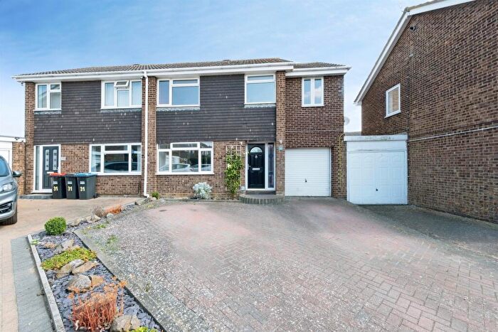 5 Bedroom Semi-Detached House For Sale In Byron Drive, Newport Pagnell, MK16