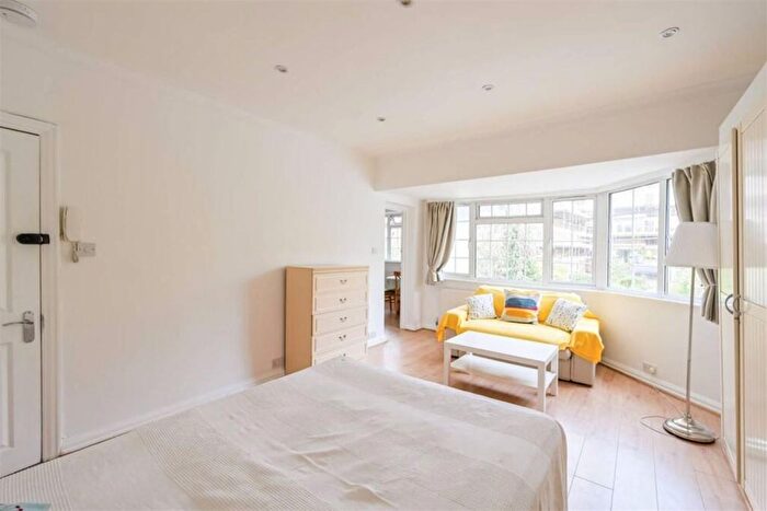Studio To Rent In Clifton Gardens, Temple Fortune, NW11