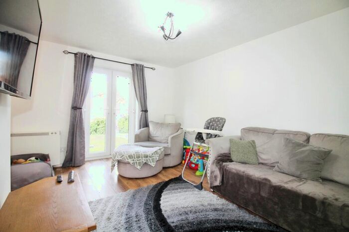 2 Bedroom Flat To Rent In Swinnow Close, Bramley, Leeds, LS13