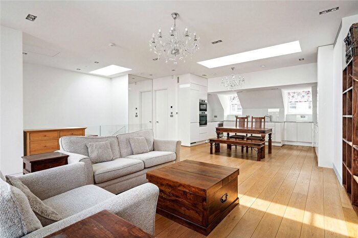 3 Bedroom Flat For Sale In Warwick Court, London, WC1R