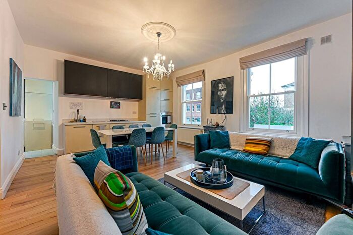 2 Bedroom Flat To Rent In Stanlake Road, Shepherd's Bush, London, W12