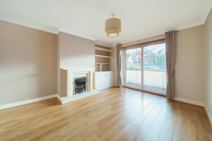 2 Bedroom Flat To Rent In River Court, Taplow, Maidenhead, SL6