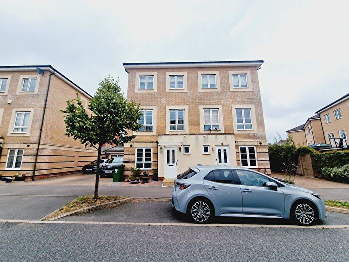 4 Bedroom Town House To Rent In Kings Reach, Slough, SL3