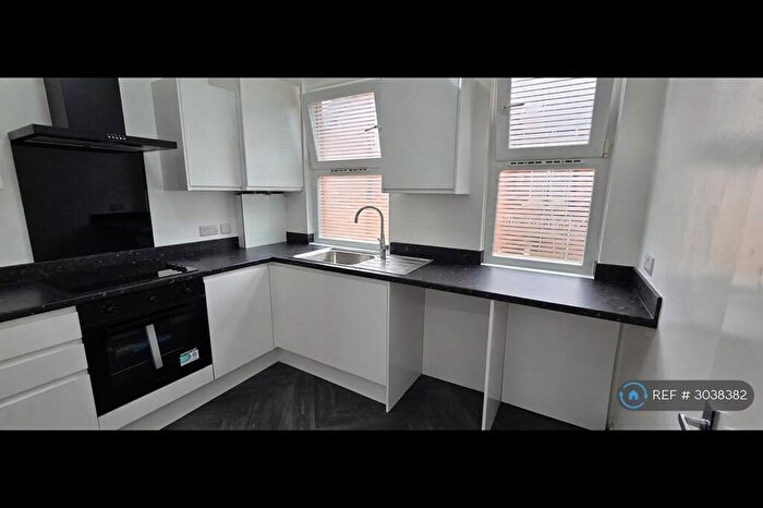 2 Bedroom Flat To Rent In Seymour Grove, Manchester, M16