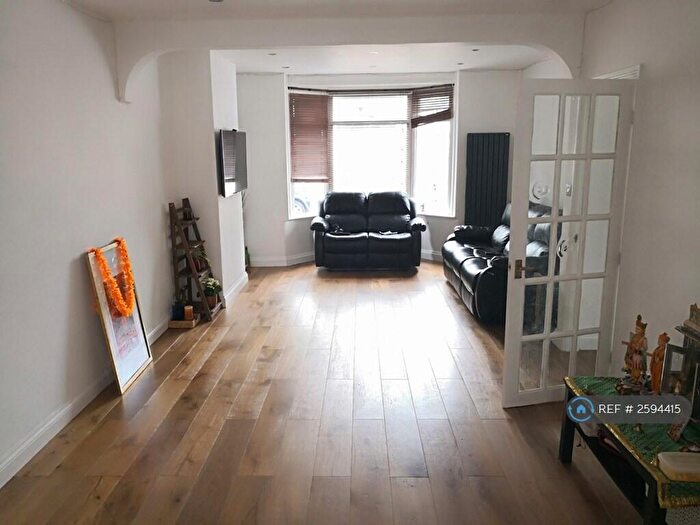 3 Bedroom Semi-Detached House To Rent In Shrivenham Road, Swindon, SN1