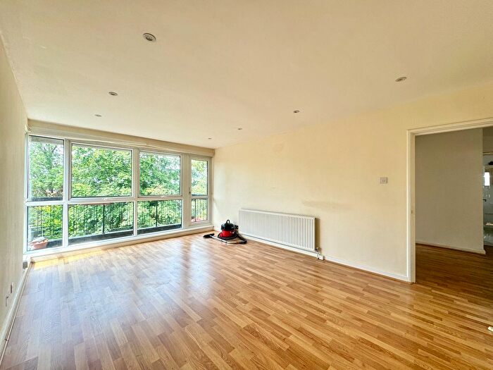 2 Bedroom Flat To Rent In Hendon Lane, London, N3