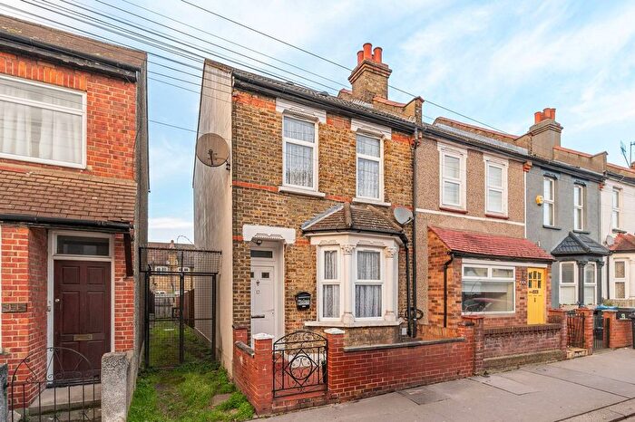 2 Bedroom End Of Terrace House To Rent In Lakehall Road, Thornton Heath, CR7