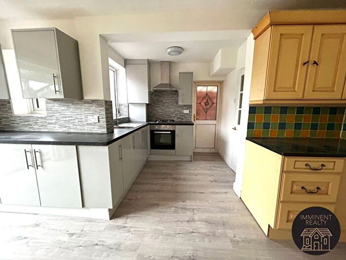 3 Bedroom Semi Detached House To Rent In Kingsway Road, Willenhall, WV10