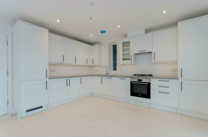 2 Bedroom Flat To Rent In Downsview Road, Upper Norwood, London, SE19