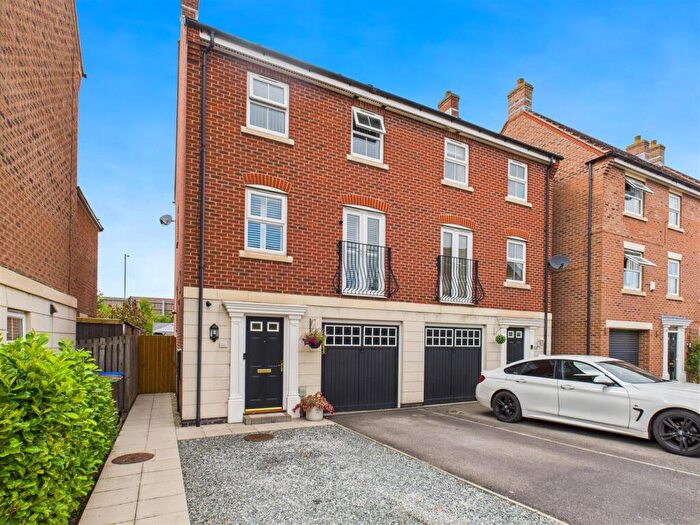 4 Bedroom Semi-Detached House For Sale In Harewood Crest, Brough, HU15