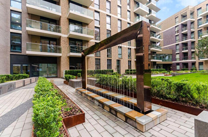 2 Bedroom Apartment For Sale In Queenshurst Square, Kingston Upon Thames, KT2