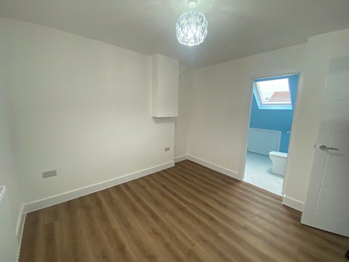 6 Bedroom Detached Bungalow To Rent In Foxlands Road, Dagenham, RM10