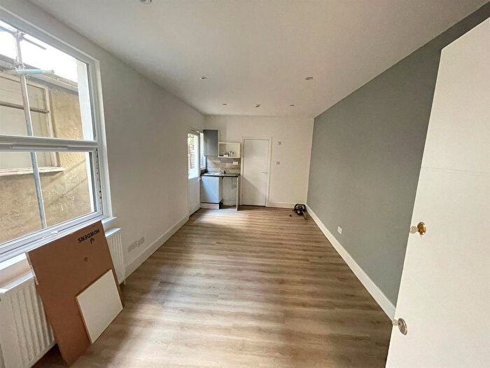 Studio To Rent In Thorpe Road, London, N15