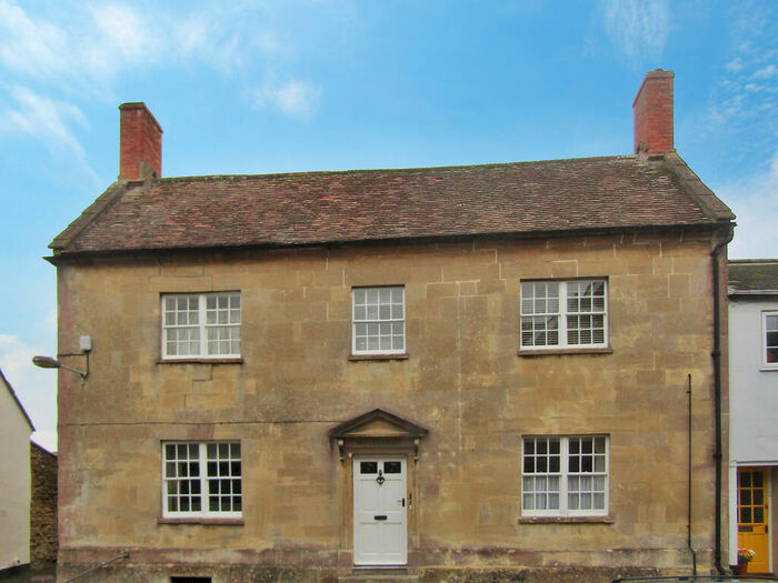 2 Bedroom Flat To Rent In South Street, Castle Cary, BA7