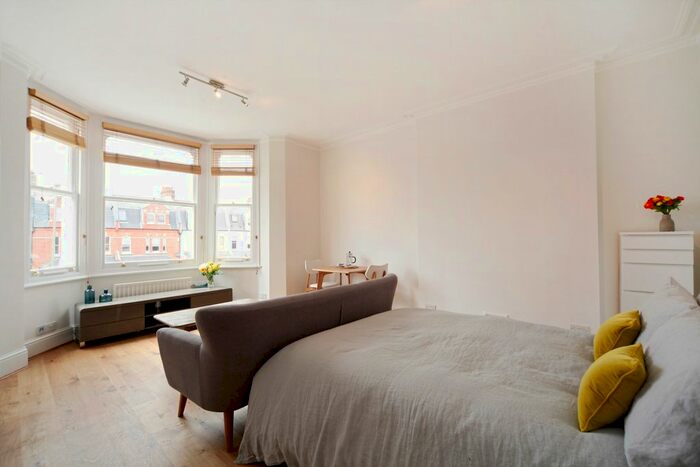 Studio To Rent In Earlsfield Road, London, SW18