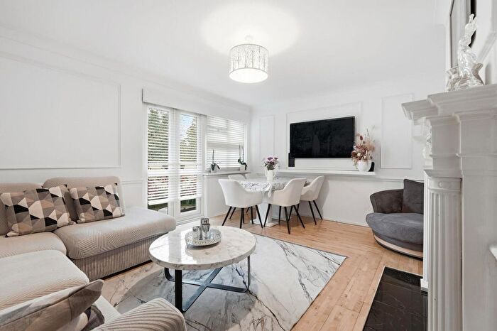 2 Bedroom Flat For Sale In Brading Crescent, Wanstead, E11