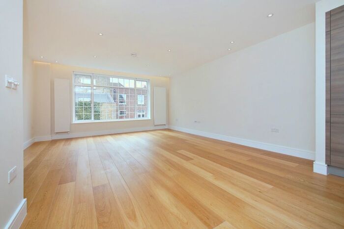 2 Bedroom Flat To Rent In Beechcroft Avenue, London, NW11
