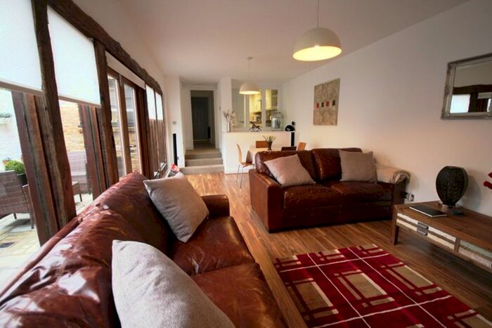 2 Bedroom Flat To Rent In Sun Lane, Harpenden, AL5