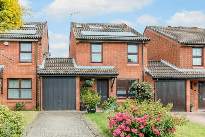 3 Bedroom Detached House To Rent In Durrell Way, Shepperton, Surrey, TW17