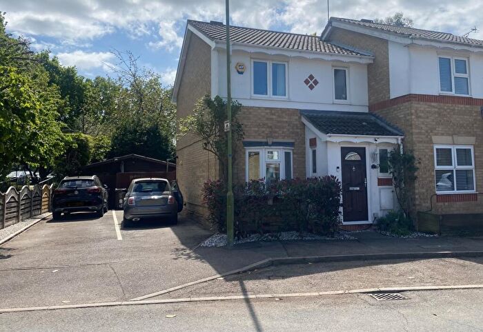 3 Bedroom Semi-Detached House For Sale In Alsop Close, London Colney, AL2