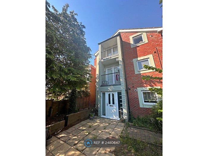 2 Bedroom Flat To Rent In The Greenfinches, Southampton, SO19
