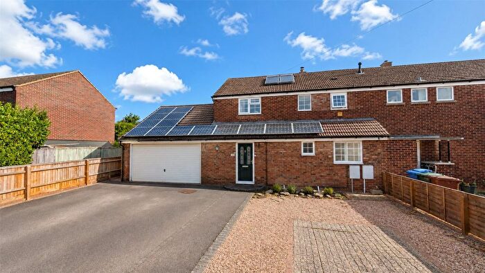 3 Bedroom Semi-Detached House For Sale In Elderfield Road, Bicester, Oxfordshire, OX27