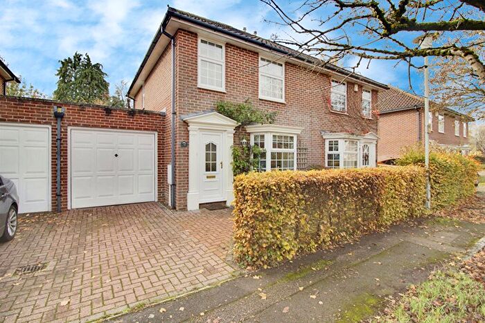 3 Bedroom Semi-Detached House For Sale In Parkway Gardens, Welwyn Garden City, AL8