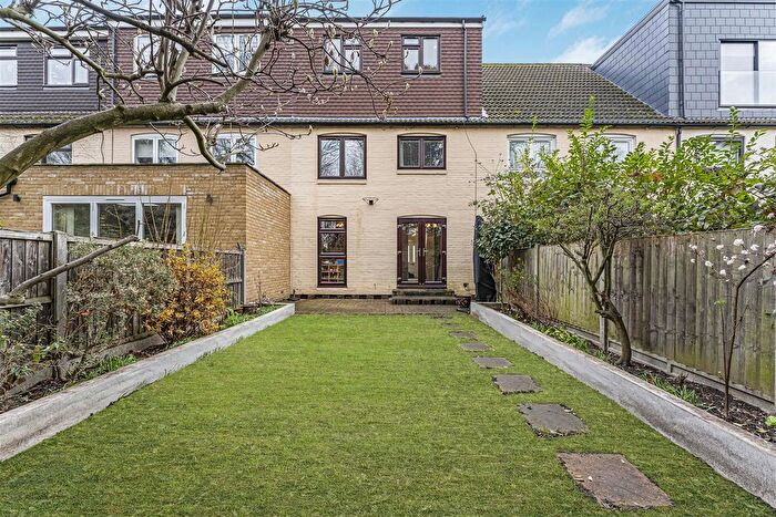 4 Bedroom Property For Sale In Brewhouse Walk, Canada Water, SE16