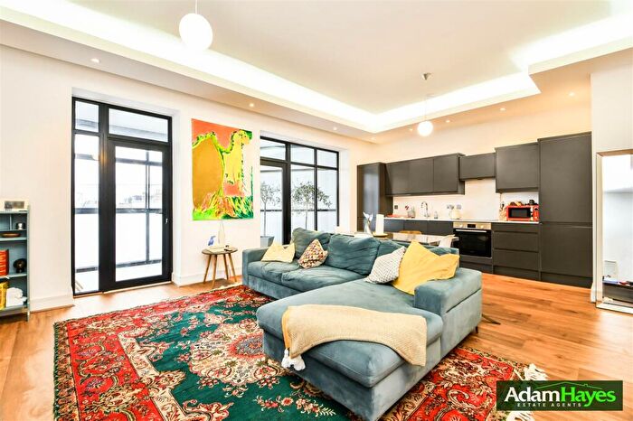 2 Bedroom Apartment For Sale In High Road, North Finchley, N12