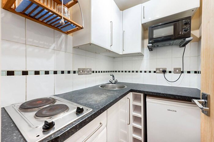Studio To Rent In Kensington Gardens Square, Bayswater, London, W2
