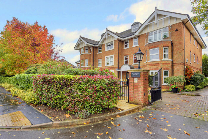 3 Bedroom Penthouse To Rent In Oatlands Drive, Weybridge, KT13