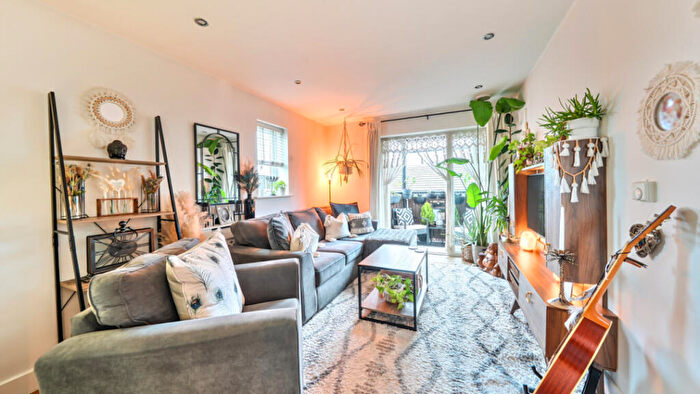 2 Bedroom Flat For Sale In Buckingham Road, Epping, CM16