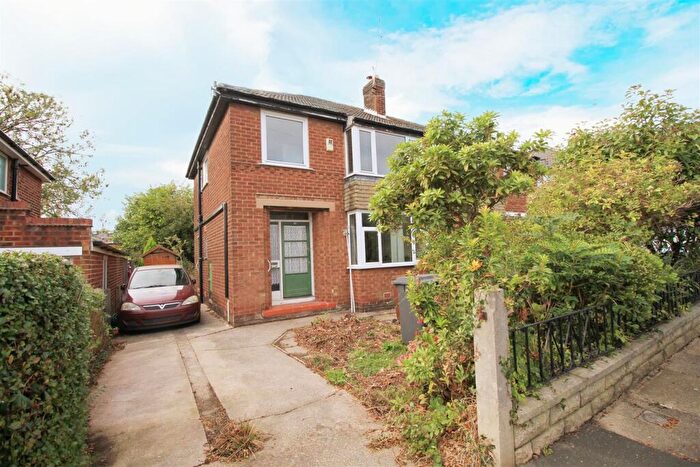 3 Bedroom Semi-Detached House For Sale In Rivermead Road, Denton, Manchester, M34