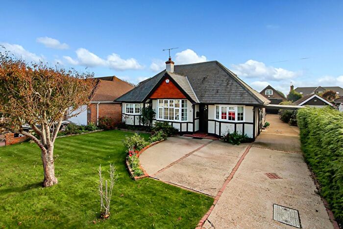 3 Bedroom Detached House For Sale In Knightscroft Avenue, Rustington, BN16