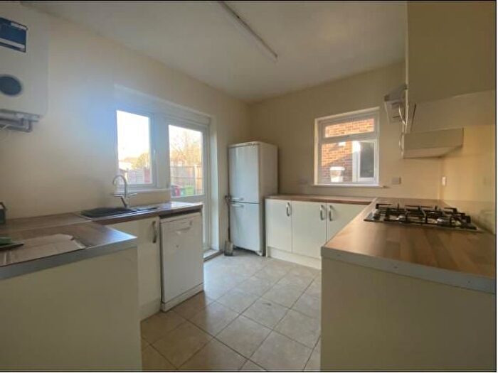2 Bedroom Flat To Rent In Beechwood Gardens, Slough, SL1