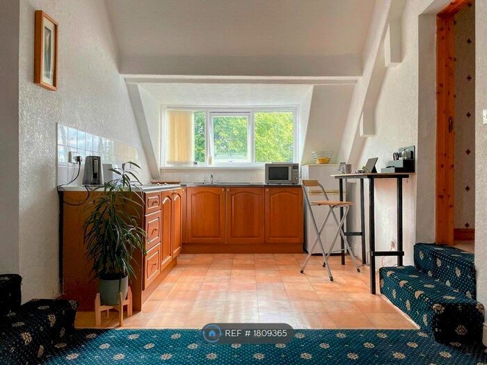 2 Bedroom Flat To Rent In Birkby, Dewsbury, WF13