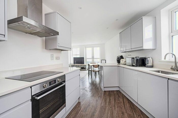2 Bedroom Flat To Rent In Cadogan Terrace, Hackney, London, E9