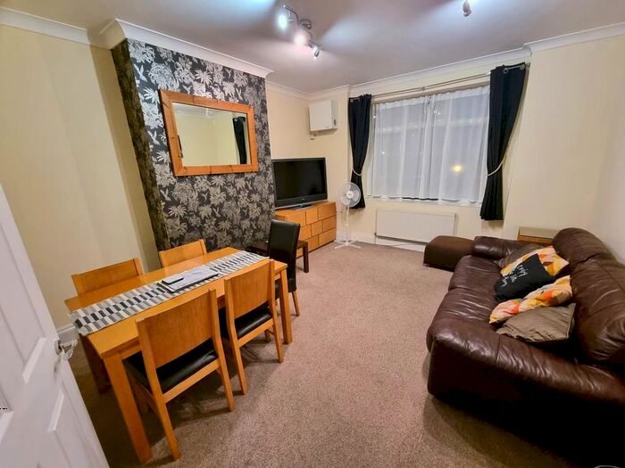 2 Bedroom Flat To Rent In Hartington Road, London, SW8