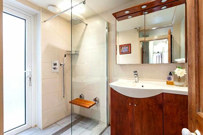 1 Bedroom Apartment For Sale In Battledean Road, Highbury, London, N5