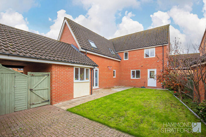 4 Bedroom Link Detached House For Sale In Camelia Close, Hethersett, NR9