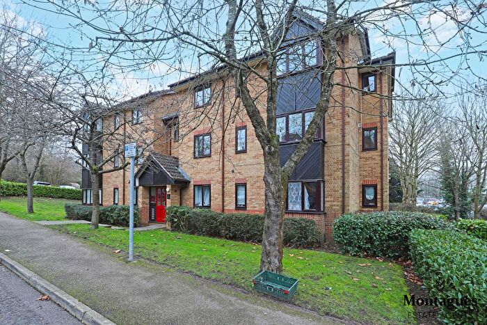 2 Bedroom Flat For Sale In Woodland Grove, Epping, CM16