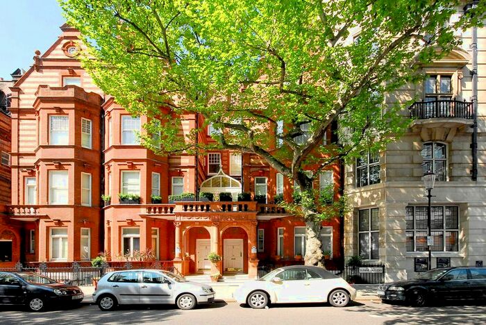 2 Bedroom Maisonette To Rent In Sloane Gardens, Sloane Square, London, SW1W