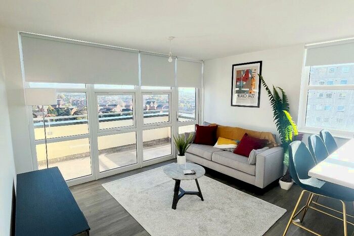 3 Bedroom Flat To Rent In Oldham Road, Manchester, Greater Manchester, M40