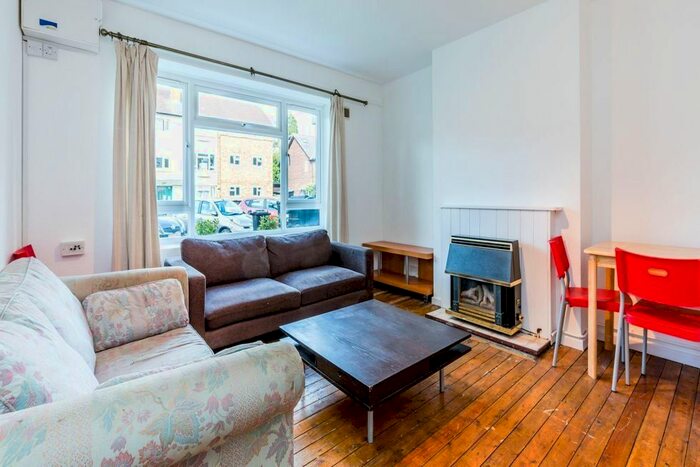 3 Bedroom Flat To Rent In Boyton Close, London, N8
