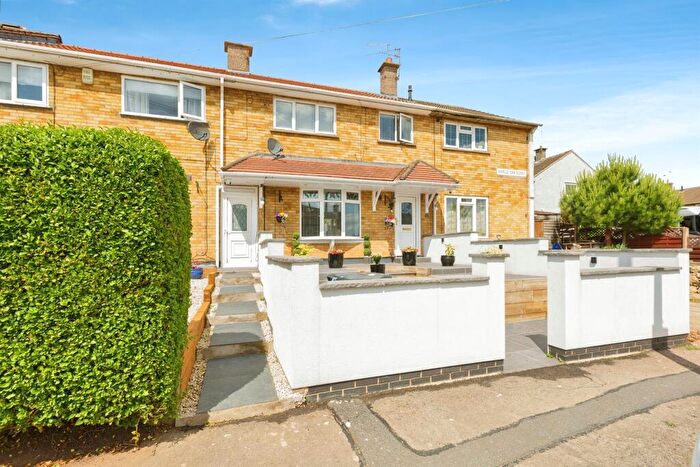 3 Bedroom Town House For Sale In Shield Crescent, Leicester, LE2