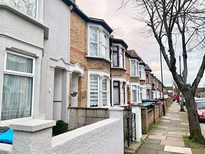 3 Bedroom Flat To Rent In Clarence Road, Ponders End, Enfield, EN3