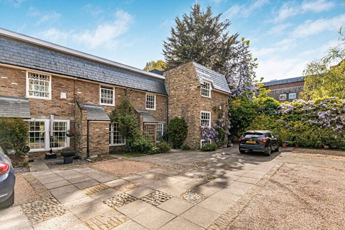 2 Bedroom Property To Rent In Roland Mews, Stepney Green, E1